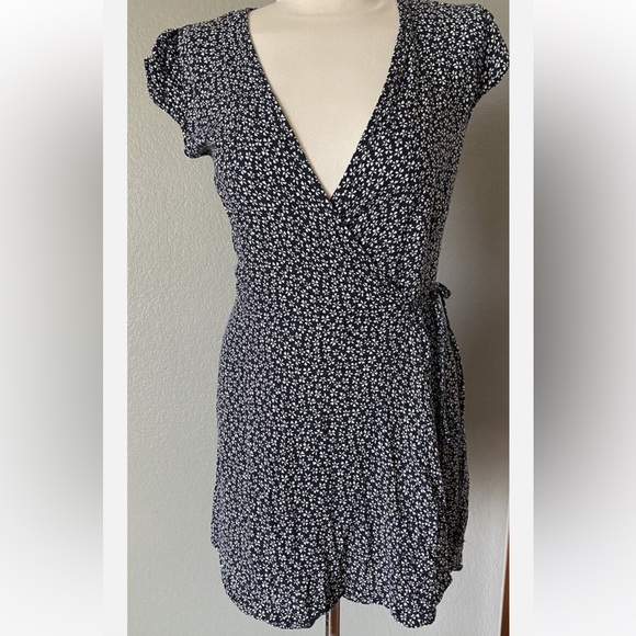 Brandy Melville Navy Floral Robbie Wrap Dress Short Sleeve, S/M - Picture 2 of 4